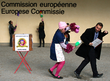 Die Auftakt-Aktion für die Awards vor der EU-Kommission im Oktober: Unser Maskottchen der diesjährigen Awards, die Lobby-Putze, jagt einen Lobbyisten mit dem Staubwedel.