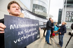 LobbyControl Aktion vor RWE-Konzernzentrale