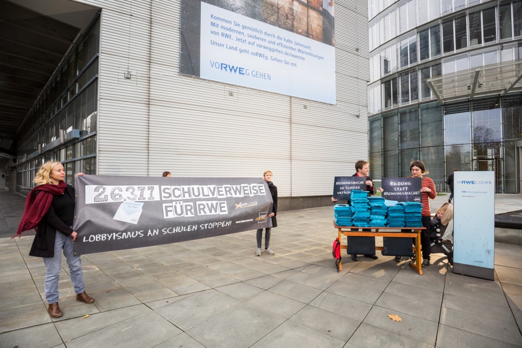 Unsere Protestaktion vor der Konzernzentrale von RWE: "Schulverweise für RWE - Lobbyismus an Schulen stoppen!" Foto: Muchnik/LobbyControl