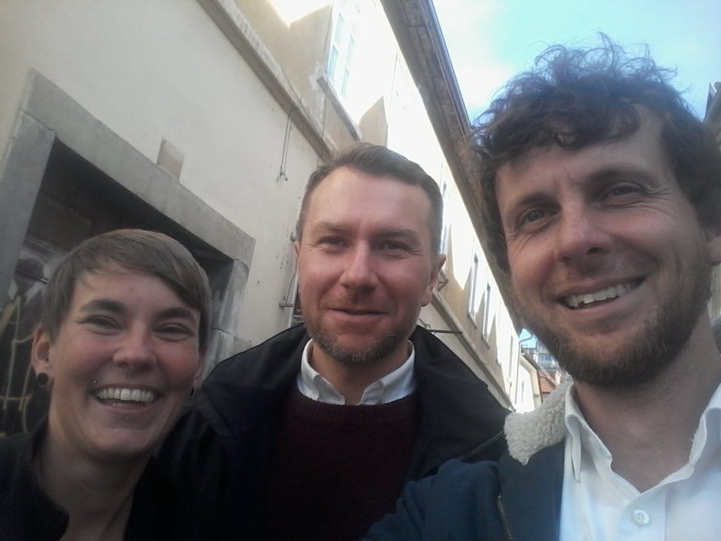 Pia Eberhardt (Corporate Europe Observatory), Stuart Trew (CCPA) und Max Bank (LobbyControl) auf dem Weg zum Vortrag zu CETA in der slowenischen Hauptstadt Ljubljana.