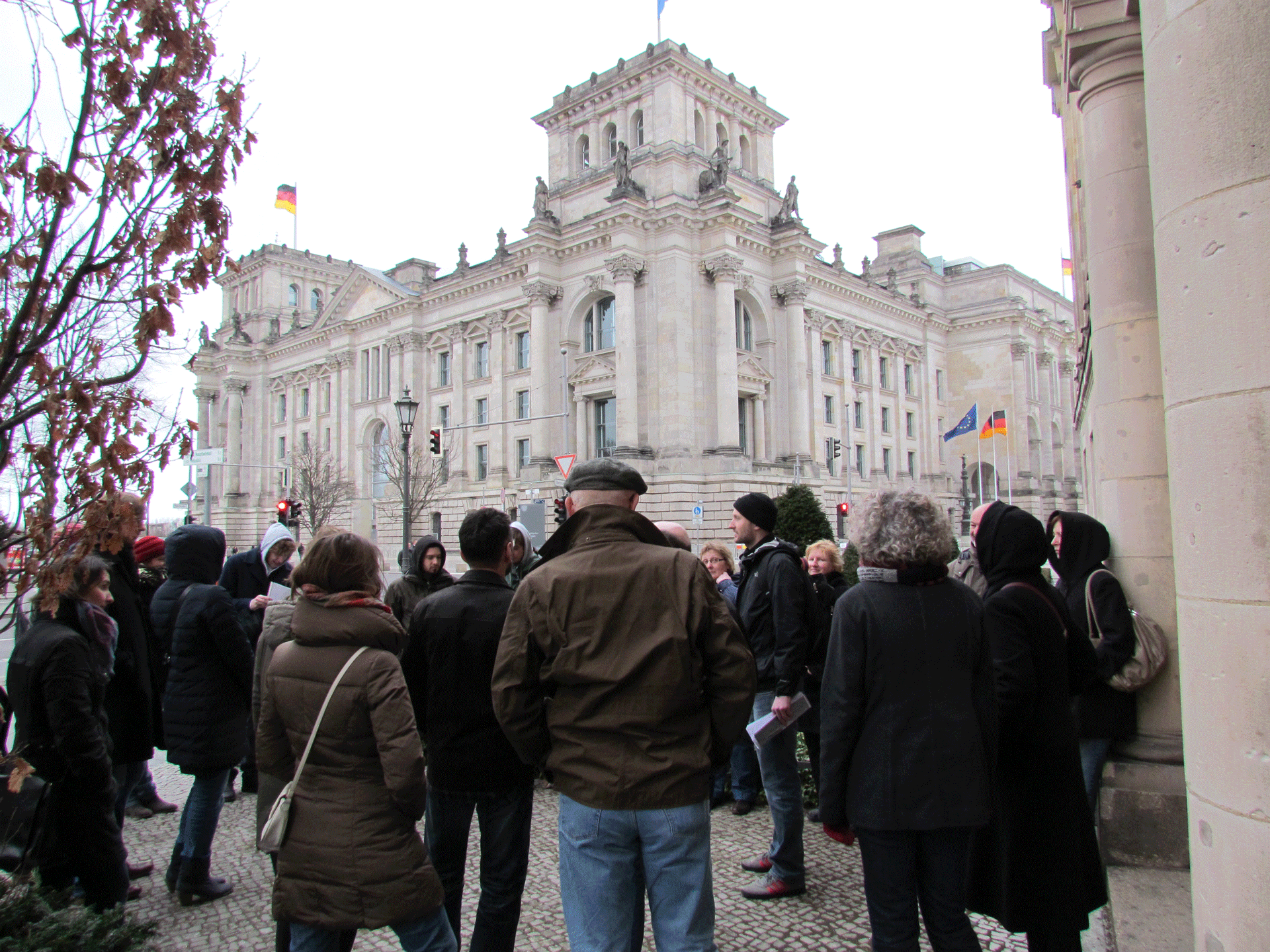 Stadtführung vor dem Berliner Reichstag