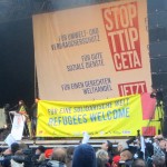 Das Foto zeigt die Bühne der TTIP-Demo. Auf der Bühne fand unter anderem eine Soli-Aktion für Flüchtlinge statt.