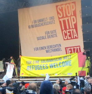 Das Foto zeigt die Bühne der TTIP-Demo. Auf der Bühne fand unter anderem eine Soli-Aktion für Flüchtlinge statt.