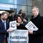 Unterschriftenübergabe für ein verpflichtendes Lobbyregister, 13. November 2013