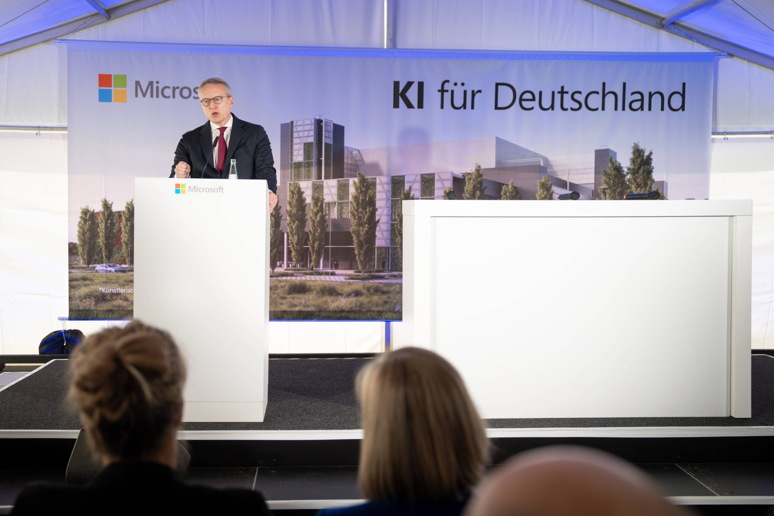 Karsten Wildberger, Bundesminister für Digitalisierung, im Microsoft-Rechenzentren in Bergheim